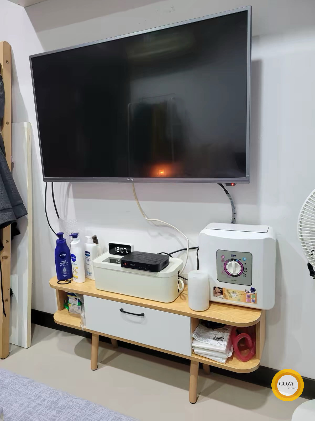 静かな角－實木超薄電視櫃